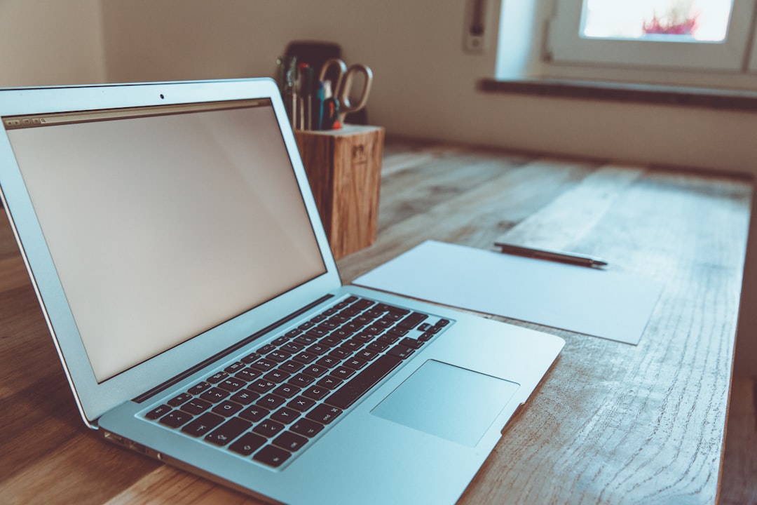 Modern laptop op een opgeruimd bureau in een lichte werkruimte