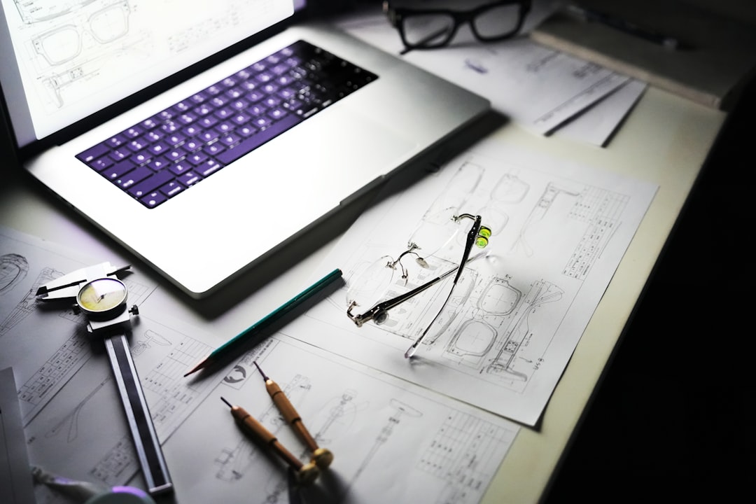 Design studio met schetsen en notitieboek