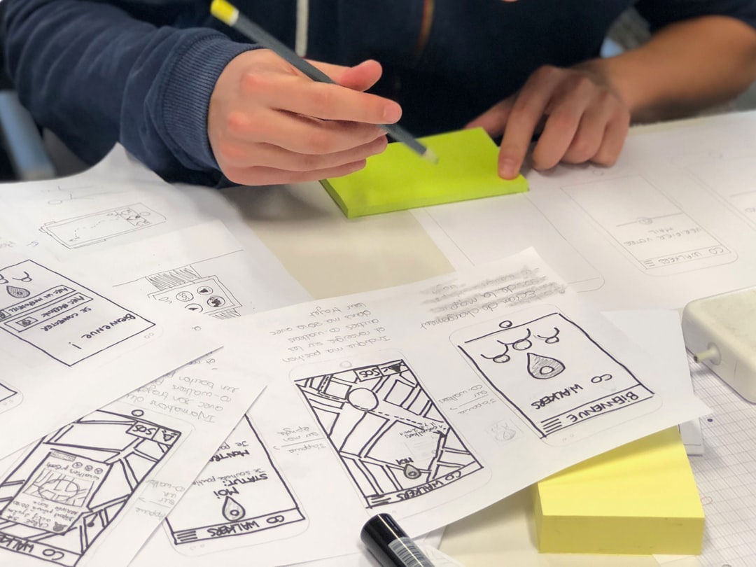 Design-schetsen en website-mockups op papier