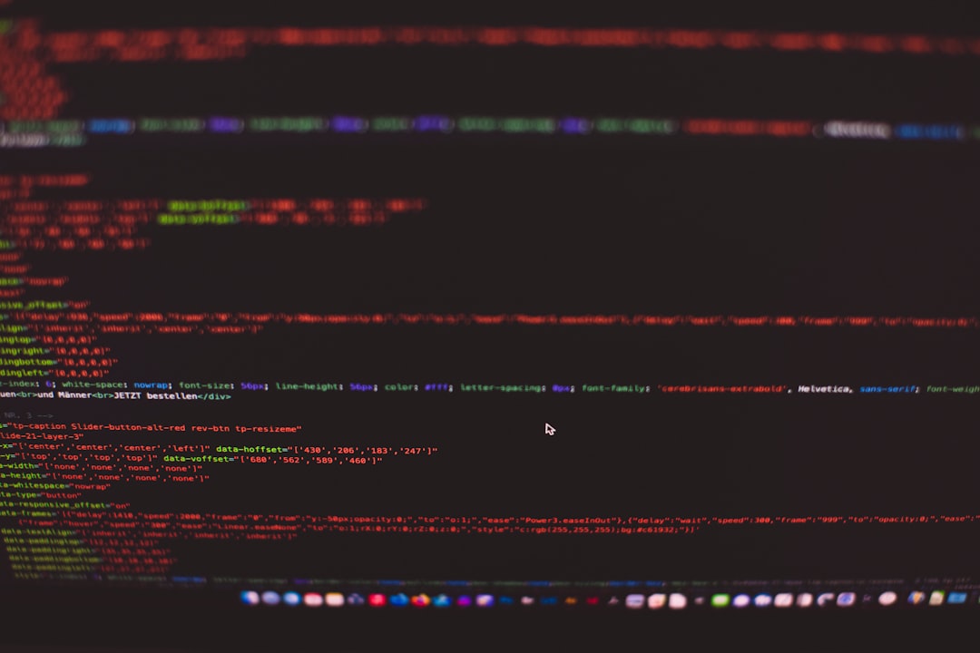 Programmeur werkt aan code op een groot scherm