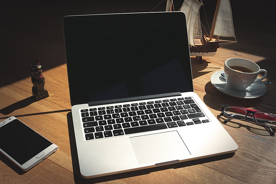 Consultant met laptop aan een bureau